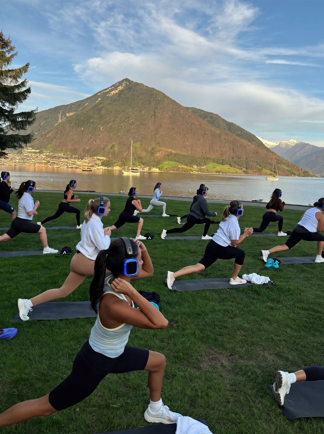 Outdoor-Training am See mit Kopfhörern